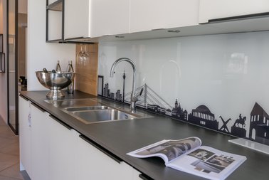Traumhafte Wohnküche mit der Skyline von Düsseldorf